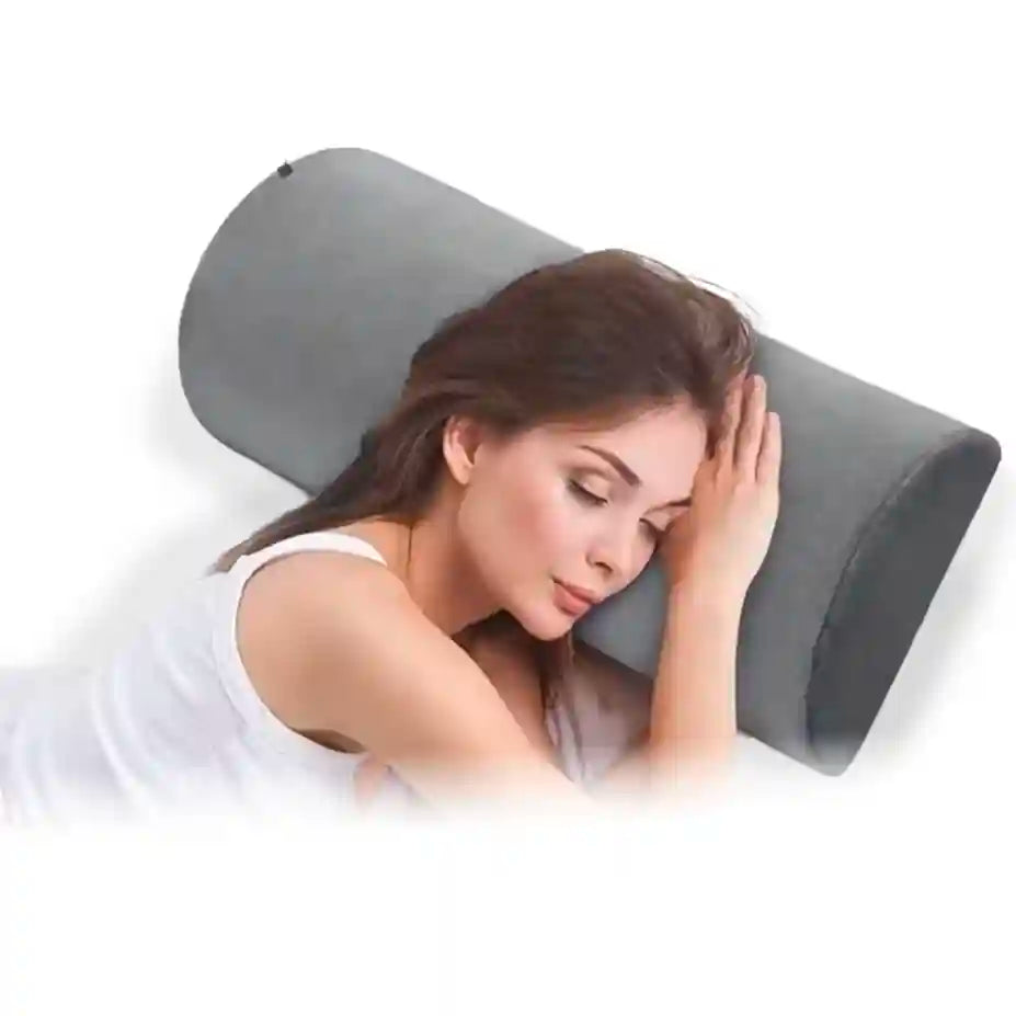 Femme allongée avec coussin demi-cylindrique pour un sommeil apaisé