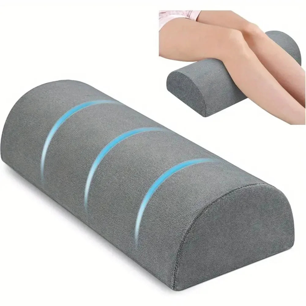 Coussin demi-cylindrique gris utilisé pour surélever les jambes
