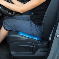 Coussin pour fessier douloureux voiture installé sur un siège conducteur pour soulager la posture