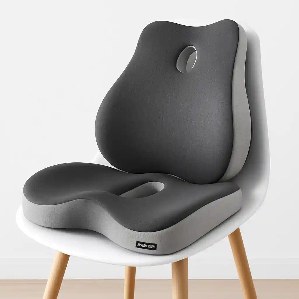 Coussin mal de dos ergonomique gris posé sur une chaise en bois