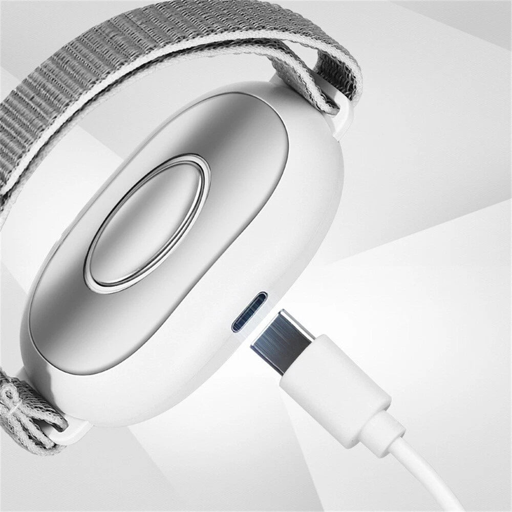 Gros plan sur le port de charge USB-C du NeuroCalm™, une solution nomade pour apaiser l'insomnie où que vous soyez.