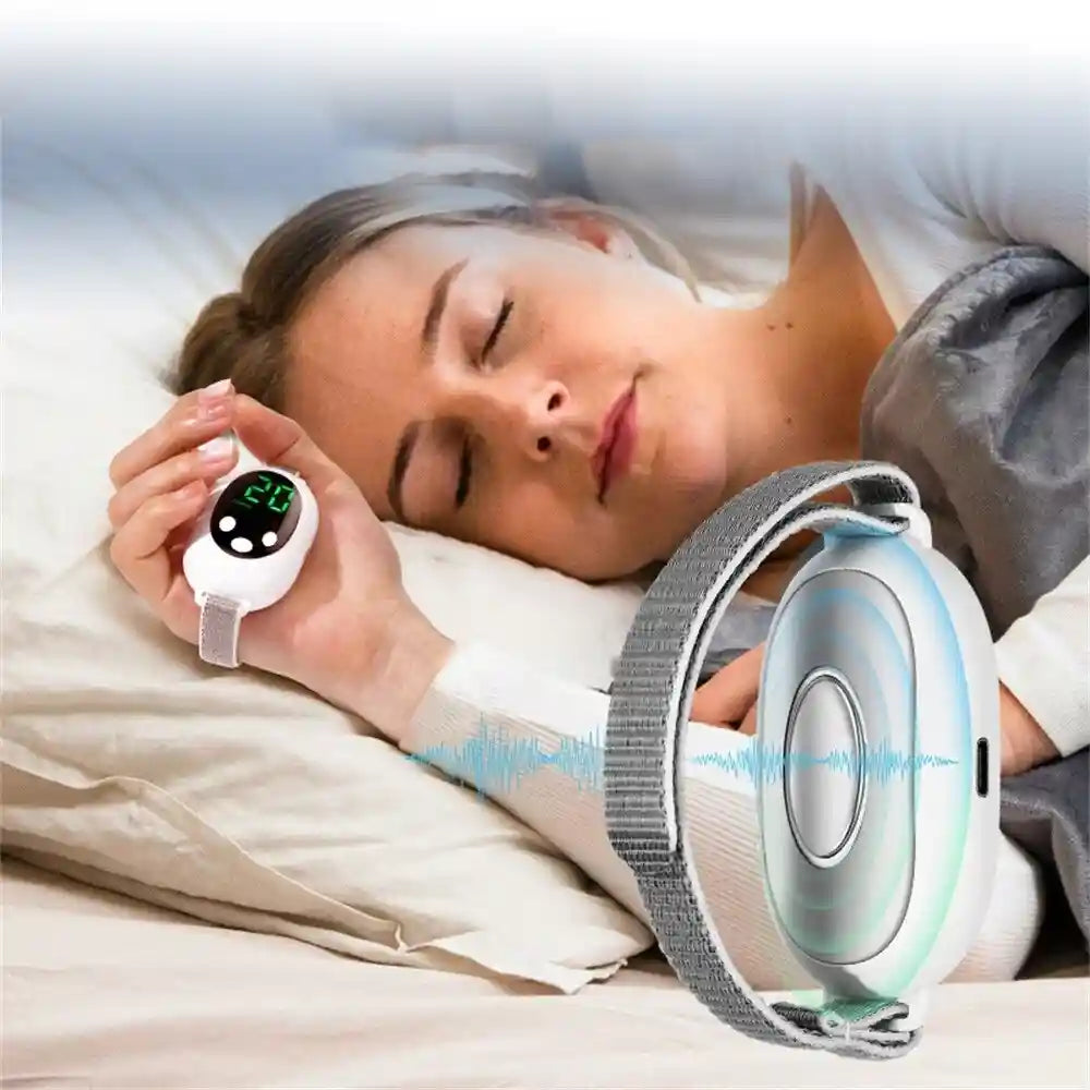 Femme dormant paisiblement en tenant le NeuroCalm™, une solution naturelle pour l'insomnie et l'anxiété nocturne.