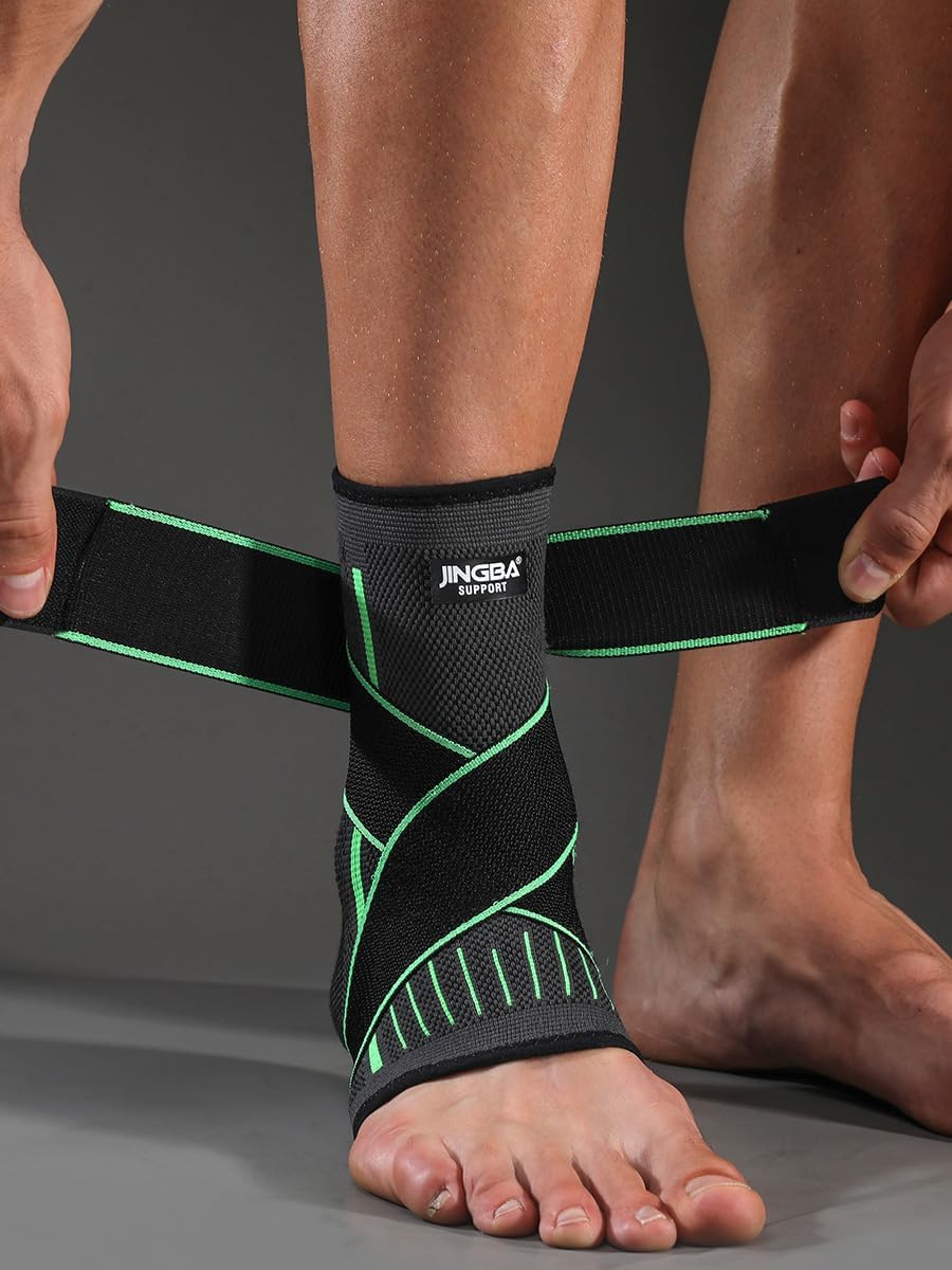 Homme ajustant la sangle de stabilisation de la chevillère AnkleGuard™ pour un maintien personnalisé et sécurisé contre l'entorse.