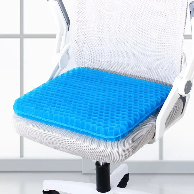 Coussin en gel AirGrid™ placé sur une chaise de bureau blanche, montrant sa polyvalence.
