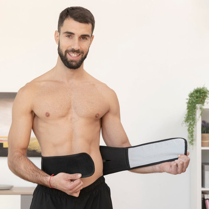 Homme ajustant la ceinture lombaire auto-chauffante ThermoBelt, démontrant son design unisexe et son efficacité pour le mal de dos.