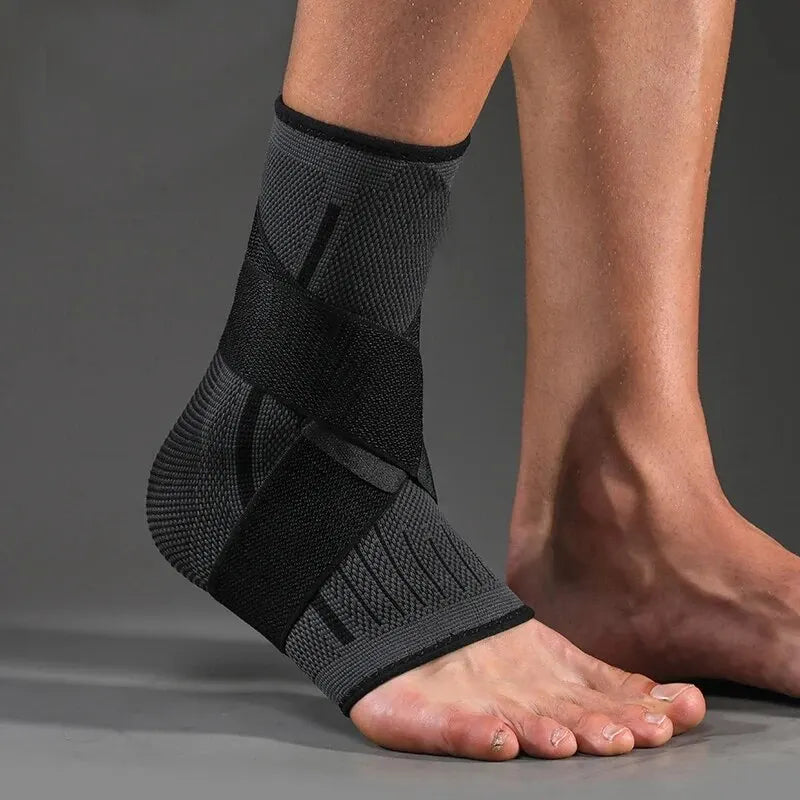 Vue latérale de la chevillère de maintien AnkleGuard™, montrant la compression ciblée du manchon pour un soutien complet de l'articulation.