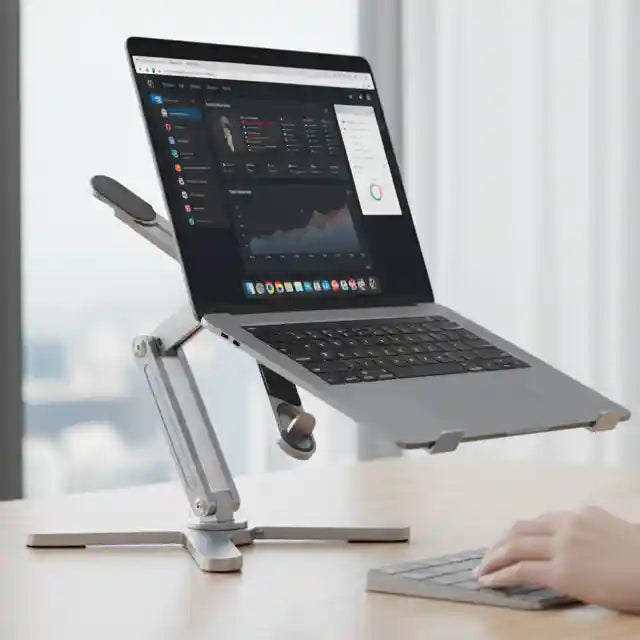 Ordinateur portable sur le support ergonomique DeskCommand™, surélevé à hauteur des yeux pour une posture de travail optimale.