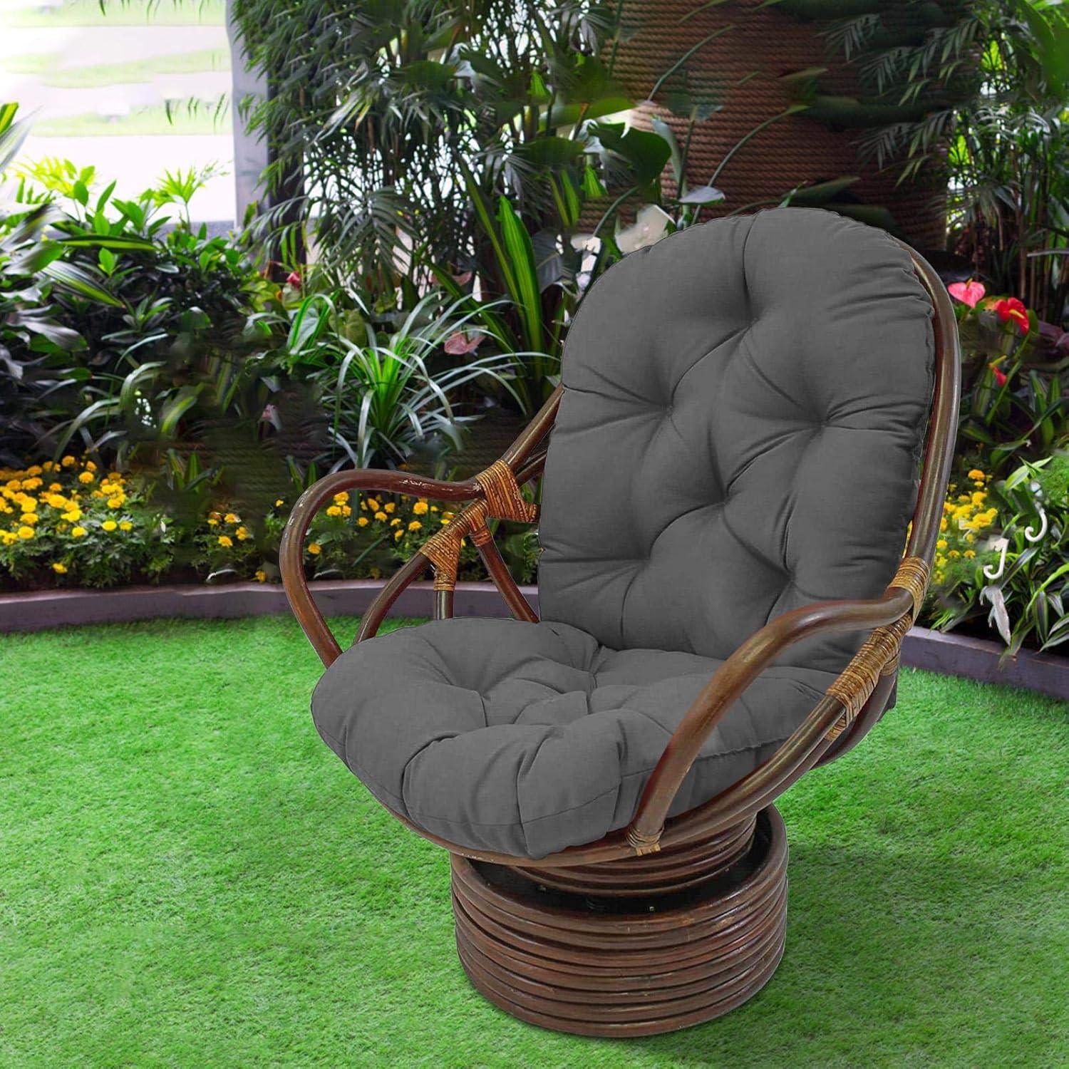 Fauteuil en osier avec coussin OutdoorZen™ dans un jardin, illustrant le confort ergonomique et la transformation d'un espace extérieur.