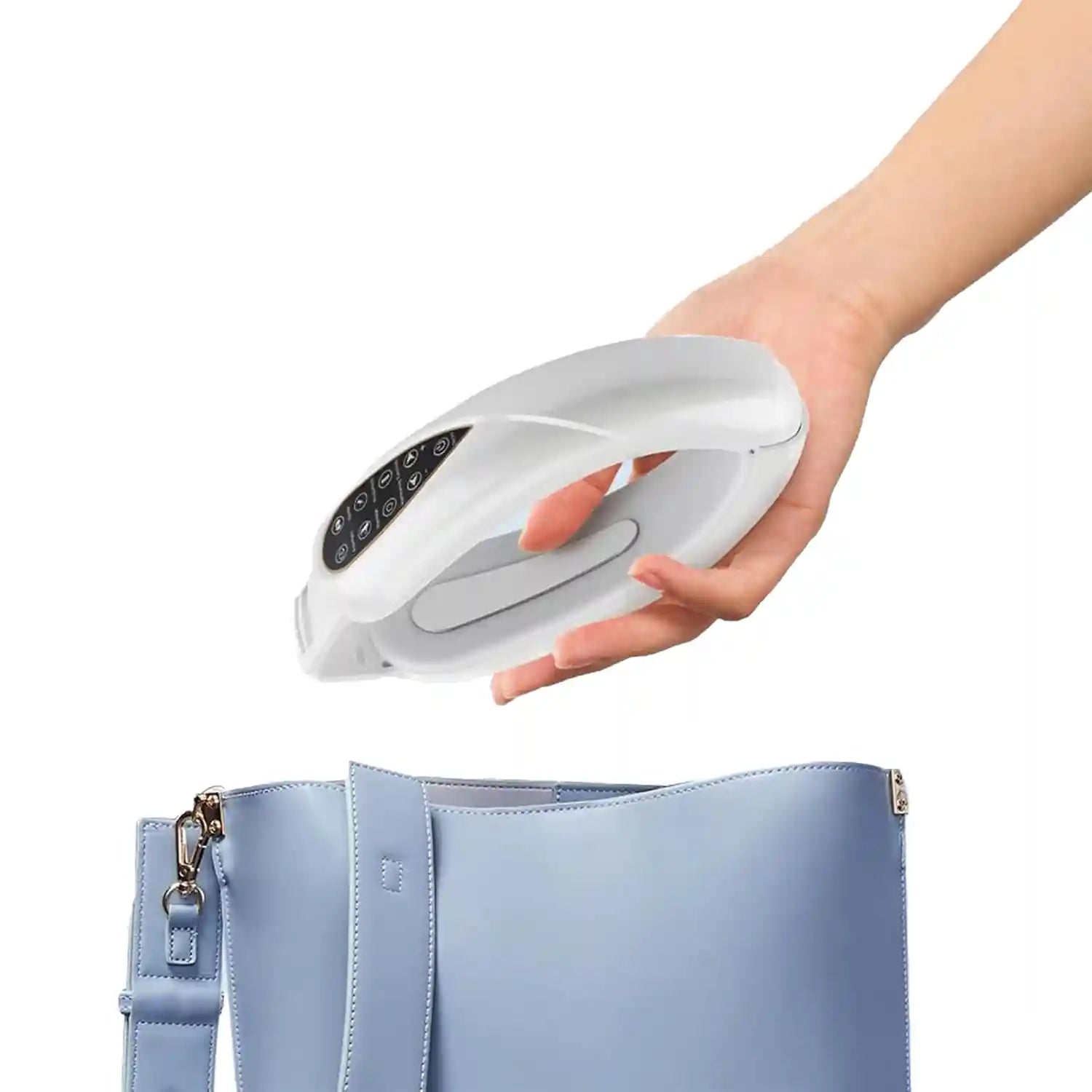 Le sculpteur facial V-Lift™ plié de manière compacte, se rangeant facilement dans un sac à main pour une utilisation en voyage.