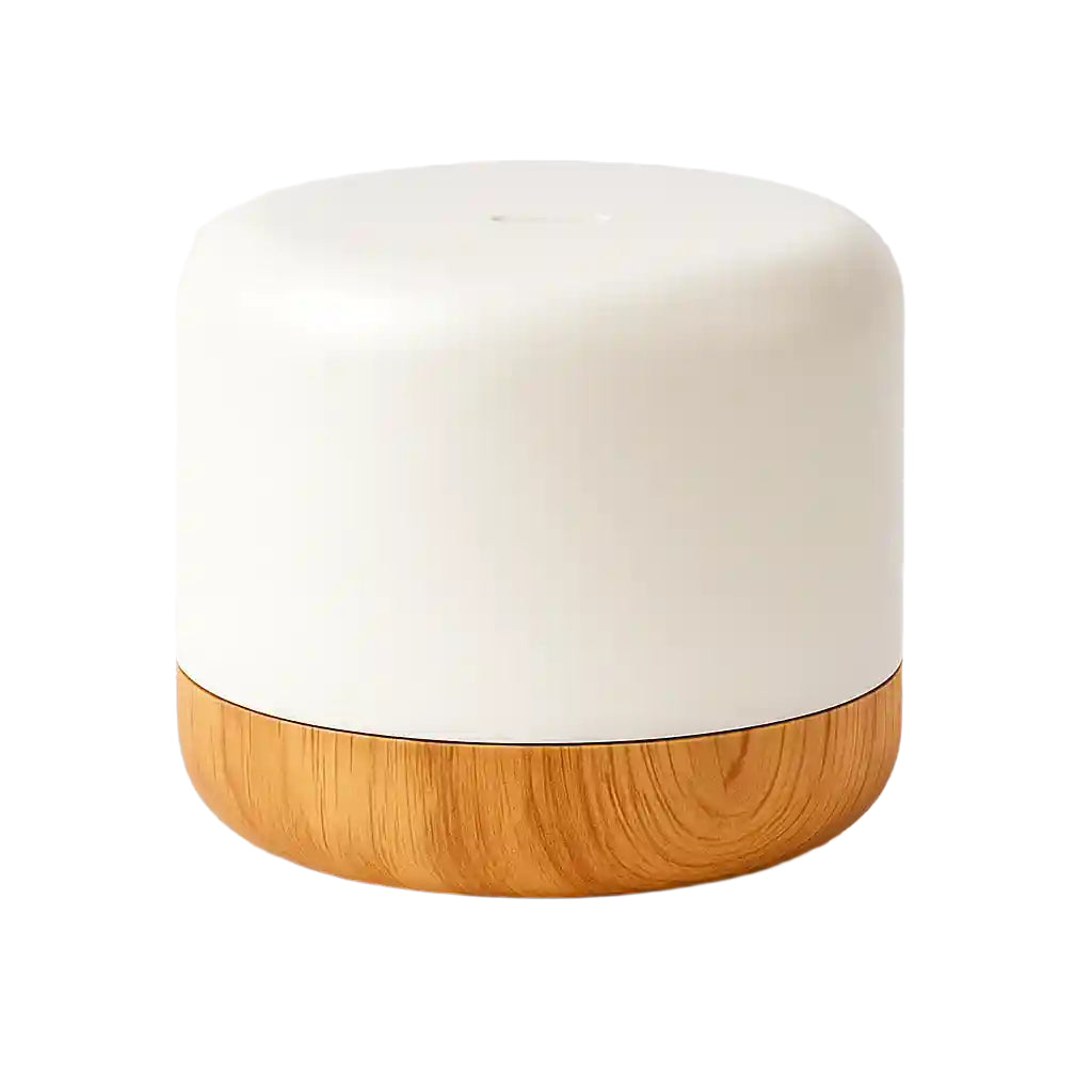 Diffuseur d'huiles essentielles AuraZen™ blanc avec base effet bois clair, sur fond uni, soulignant son design épuré et moderne.