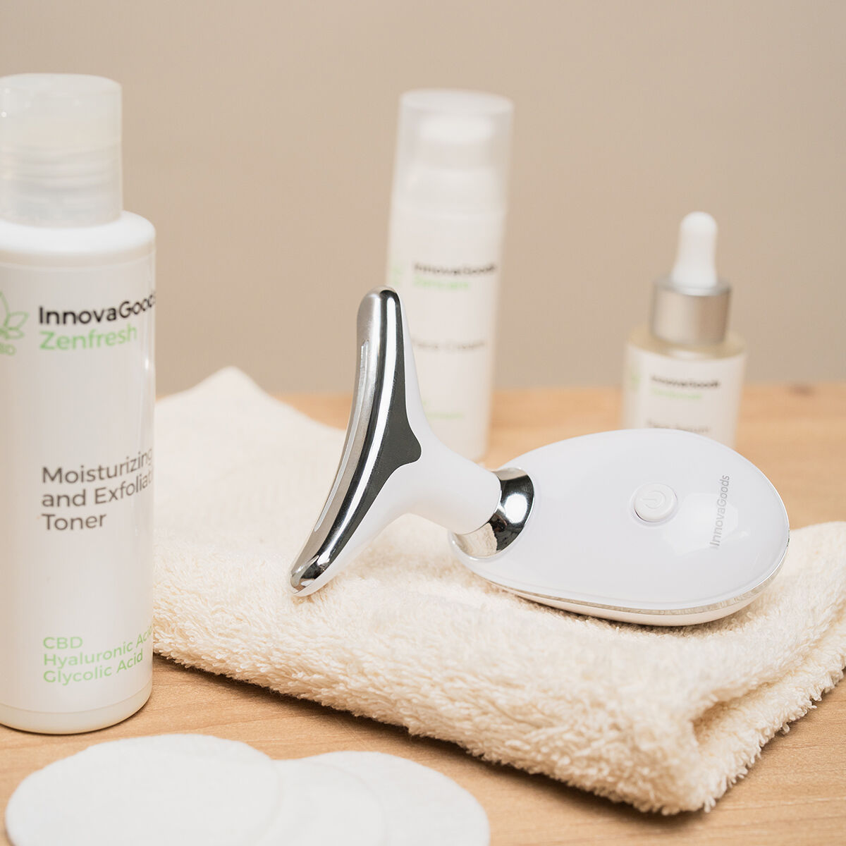 Détail de la tête de massage en acier inoxydable et port de charge USB-C.