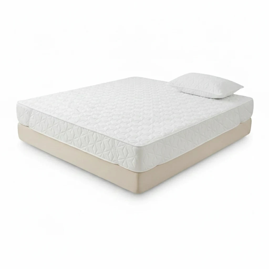 Protège-matelas imperméable blanc matelassé sur un lit — vue principale | Ergosia