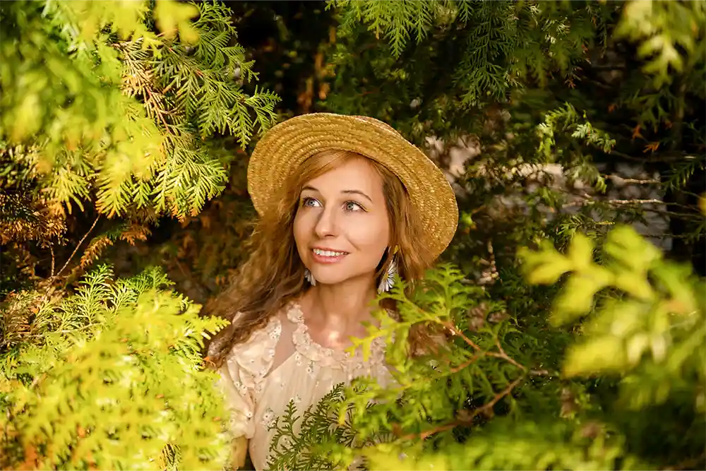 Femme de 50 ans sereine, illustrant le bien-être et le soulagement possibles pendant la ménopause grâce à des solutions naturelles.