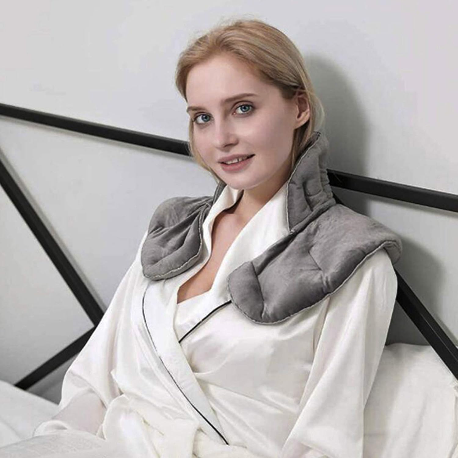 Femme utilisant le coussin chauffant aux graines de lin pour soulager la nuque