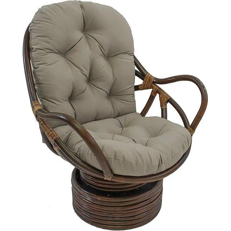 Coussin OutdoorZen™ beige sur un fauteuil en osier, mettant en avant sa capacité à offrir un confort ergonomique et durable.