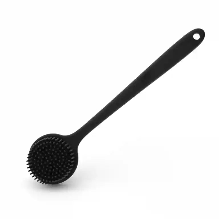 Brosse pour le dos en silicone noir DermaScrub™ avec son manche extra-long et sa tête double face.