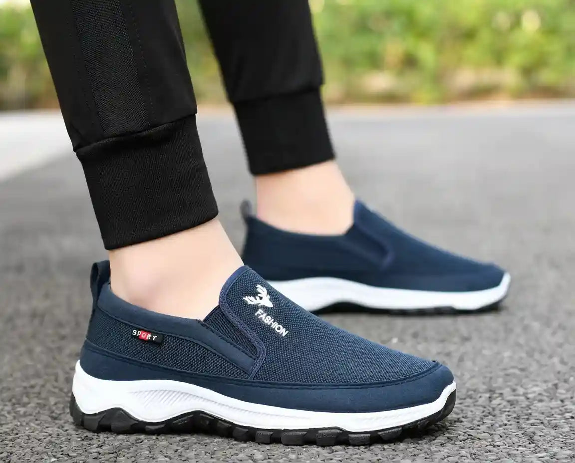 Homme portant des chaussures orthopédiques bleues OrthoWalk Air™, illustrant le confort de marche et le style décontracté en extérieur.