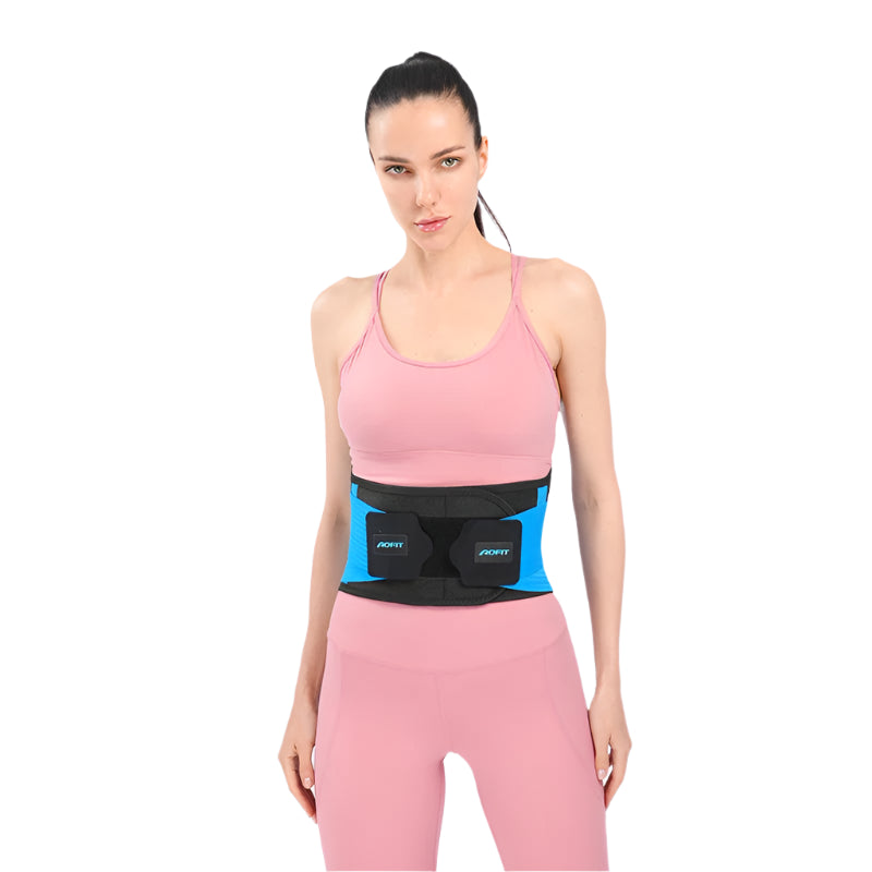  Femme portant la ceinture de soutien lombaire ErgoStrap, démontrant sa discrétion et son confort pour un usage quotidien.