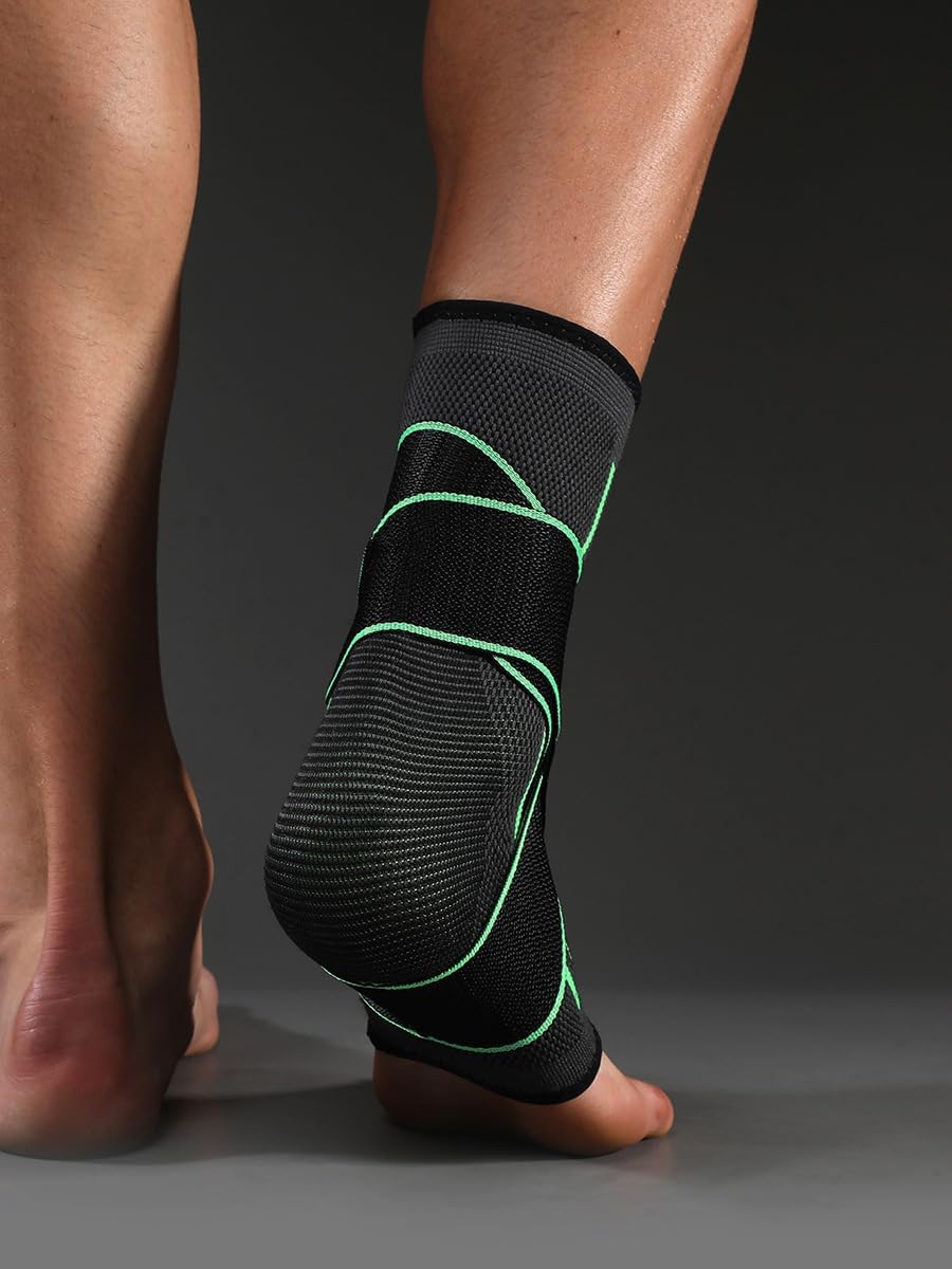 Vue arrière de la chevillère AnkleGuard™, illustrant son design ergonomique qui épouse la cheville sans gêner le mouvement.