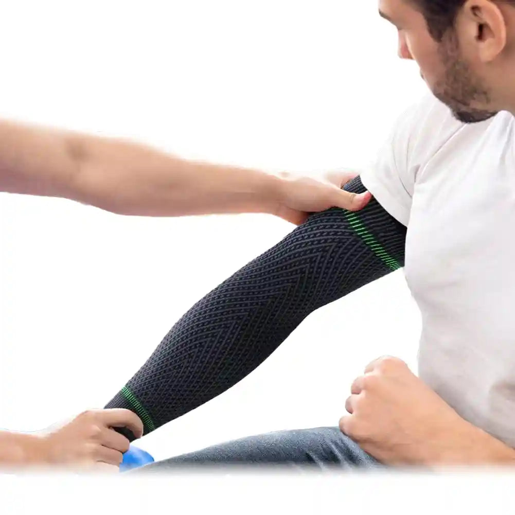 Personne enfilant le manchon de soutien ArthroFlex™ pour le confort et la protection de l'articulation du coude.
