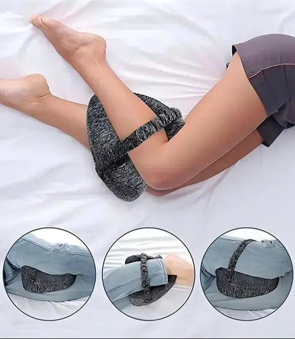 Gros plan sur le coussin ergonomique pour dormir SciatiComfort™ en position, assurant un maintien stable entre les genoux.