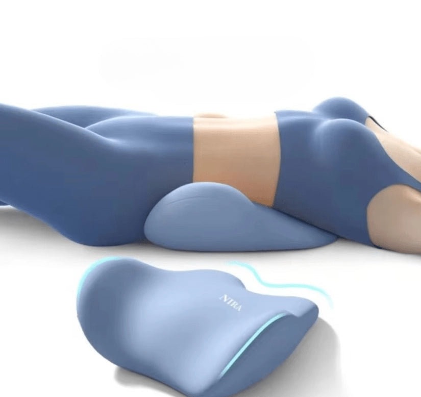 Personne dormant sur le dos avec le coussin lombaire de nuit Nuit Optimale™ positionné pour un soutien parfait de la colonne vertébrale.