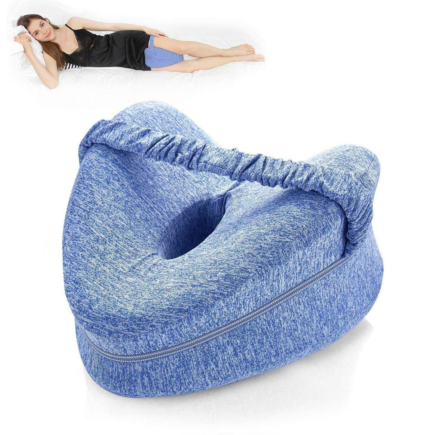 Femme dormant avec un coussin entre genou bleu pour améliorer la posture