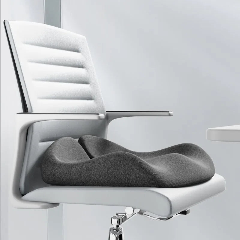 Coussin de chaise ergonomique placé sur fauteuil de bureau moderne
