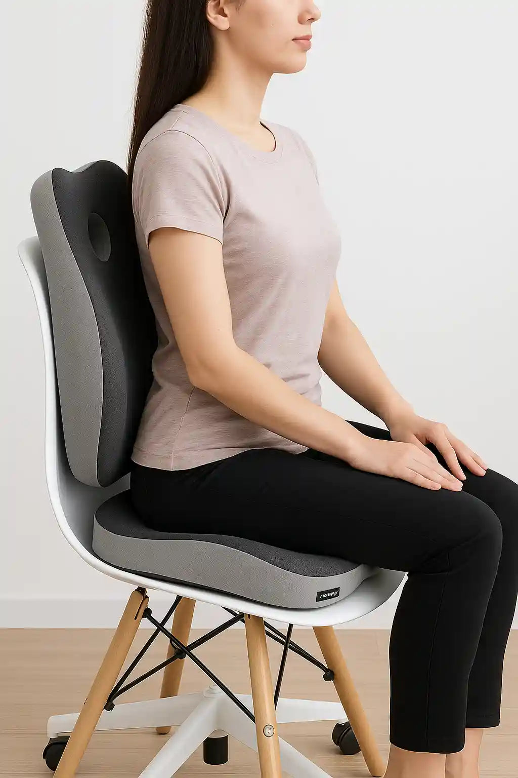  Femme en position assise avec coussin mal de dos sur chaise de bureau