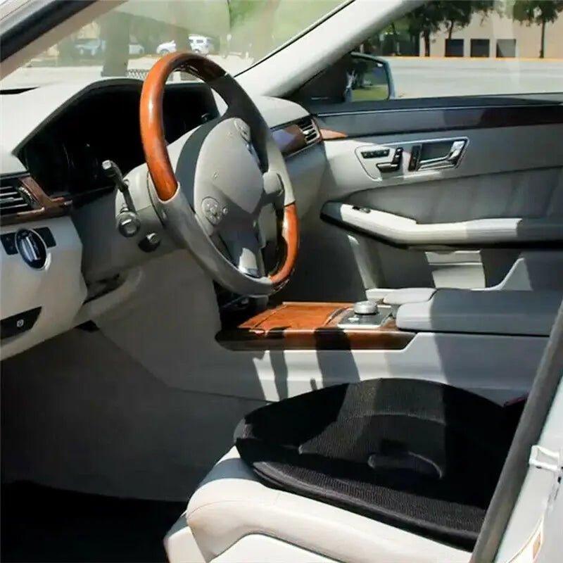 Coussin pivotant voiture noir placé sur siège conducteur