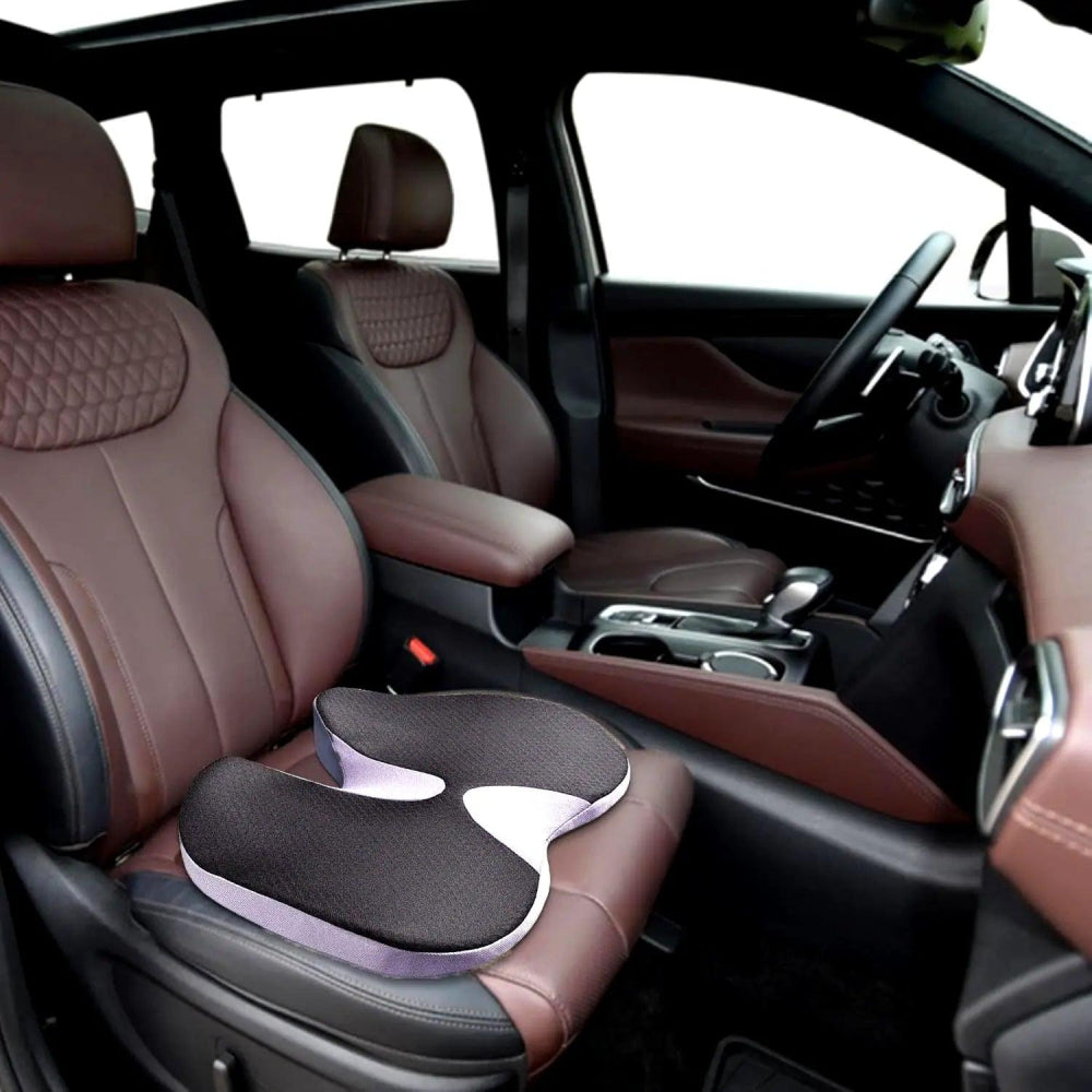 Coussin pour discopathie lombaire placé sur siège auto pour confort lombaire