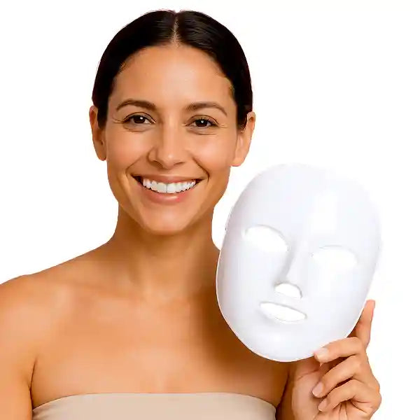 Femme souriante présentant le masque de photothérapie LED SpectraMask Pro™ à 7 couleurs.