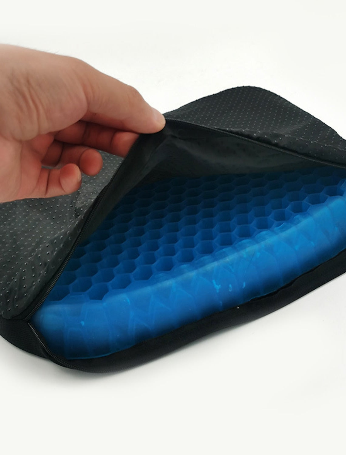 Gros plan sur la housse amovible et la base antidérapante du coussin d'assise en gel.