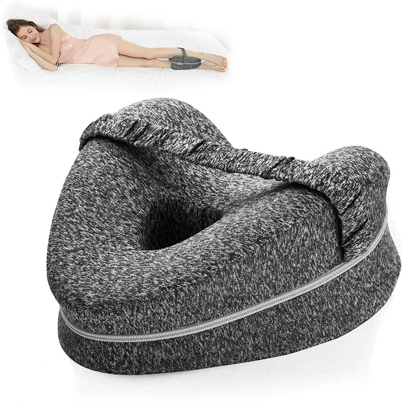 Coussin sciatique pour dormir SciatiComfort™ gris, conçu pour l'alignement des jambes et le soulagement des tensions lombaires.