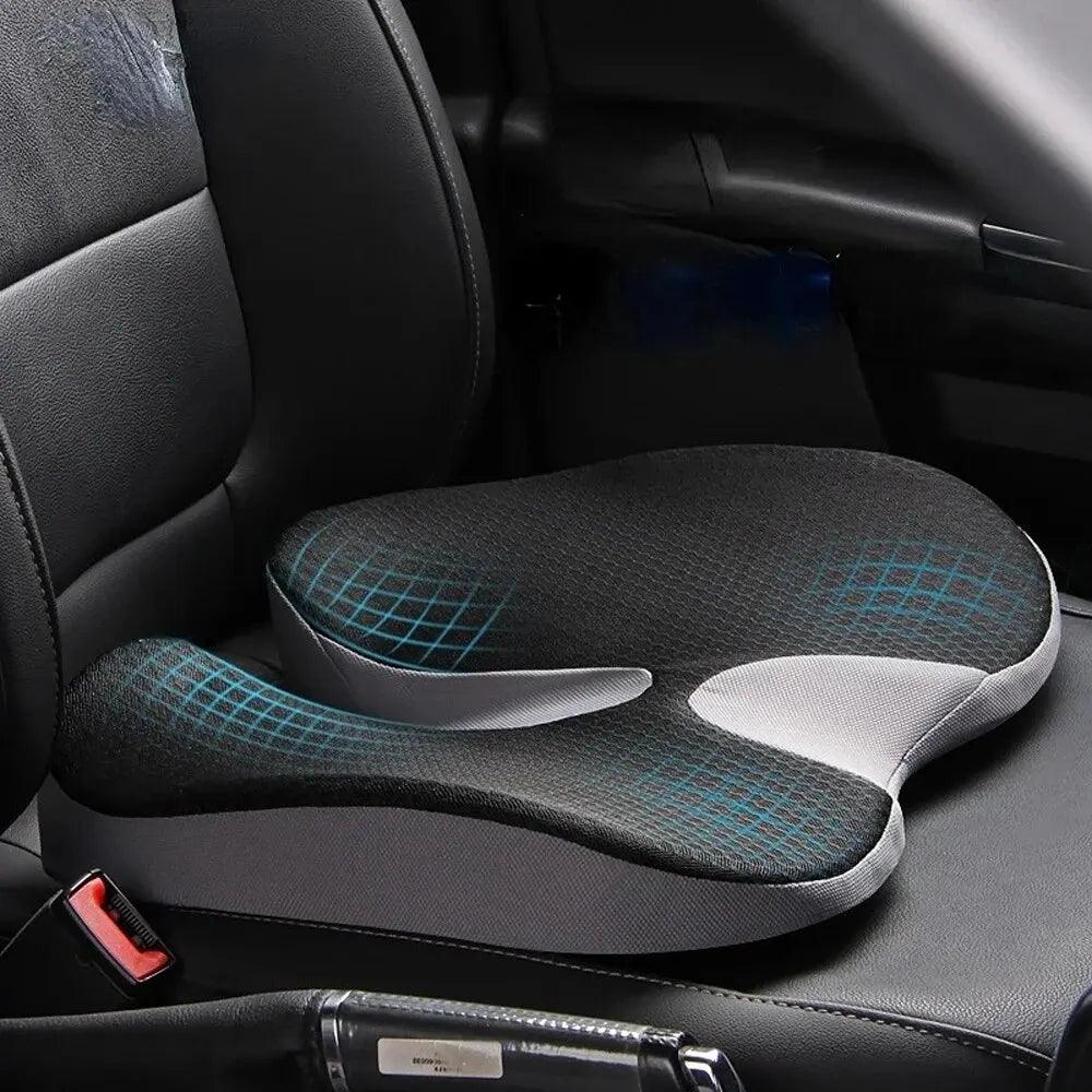 Coussin orthopédique incliné pour voiture ErgoDrive™ installé sur un siège auto, montrant son design ergonomique pour corriger la posture et soulager le mal de dos.