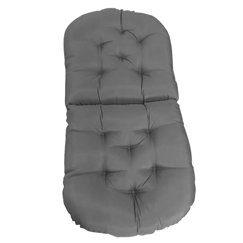  Gros plan du coussin OutdoorZen™ montrant sa texture tuftée et son rembourrage généreux, gage de qualité et de soutien.