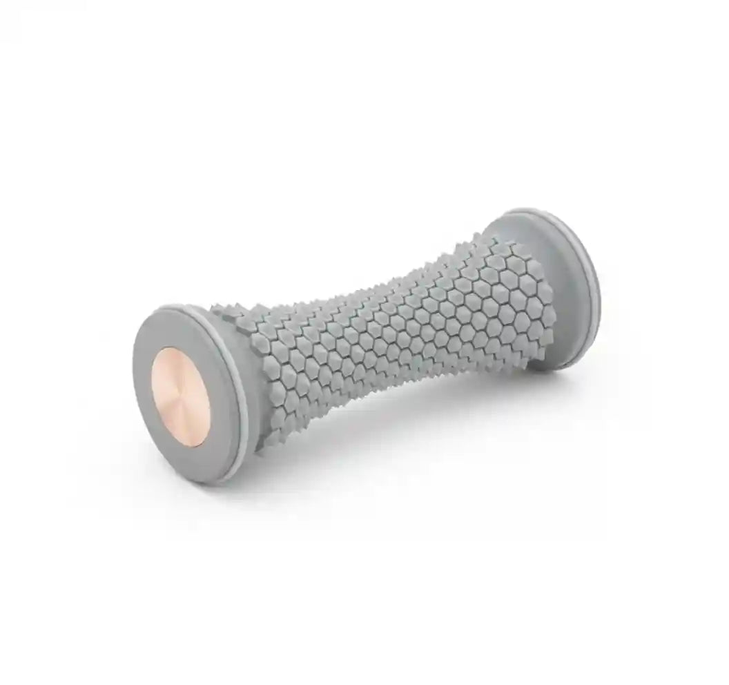 Rouleau de massage pour pieds AcuRoller™ de couleur grise avec sa surface à picots pour un massage profond.