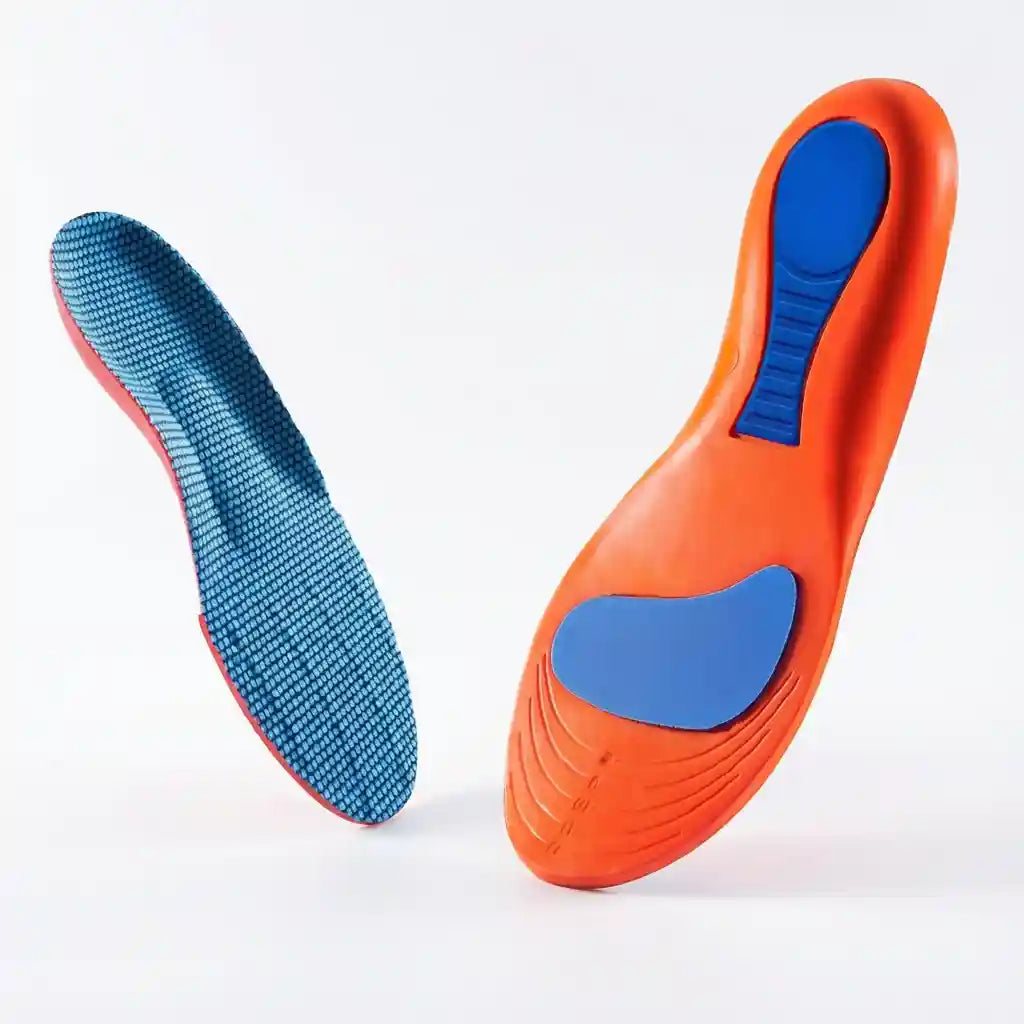 Vue d'ensemble des semelles orthopédiques NeuroStep en EVA orange et bleu, montrant la surface respirante alvéolée et la coque talonnière avec absorbeur de chocs.