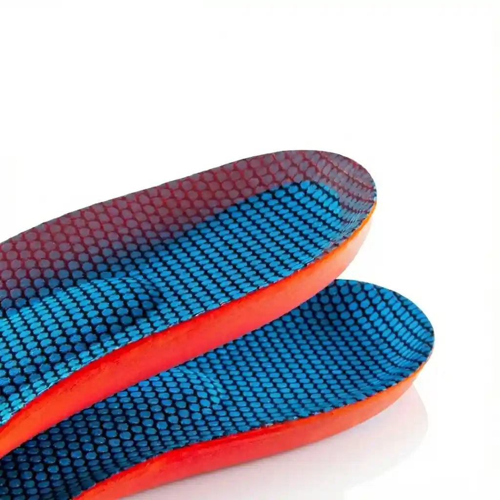 Gros plan sur la superposition des matériaux : mousse EVA orange pour la structure et tissu maillé bleu pour l'évacuation de la transpiration.