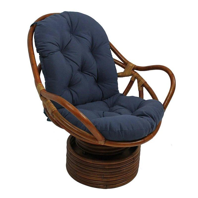 Fauteuil en rotin avec coussin OutdoorZen™ de couleur bleue, illustrant l'intégration harmonieuse du confort et du design en extérieur.