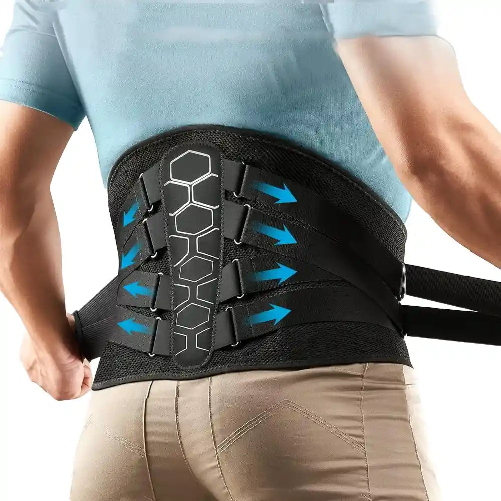 Homme ajustant la ceinture pour sciatique SpineLock™, démontrant le système de serrage par poulie pour une compression ciblée.