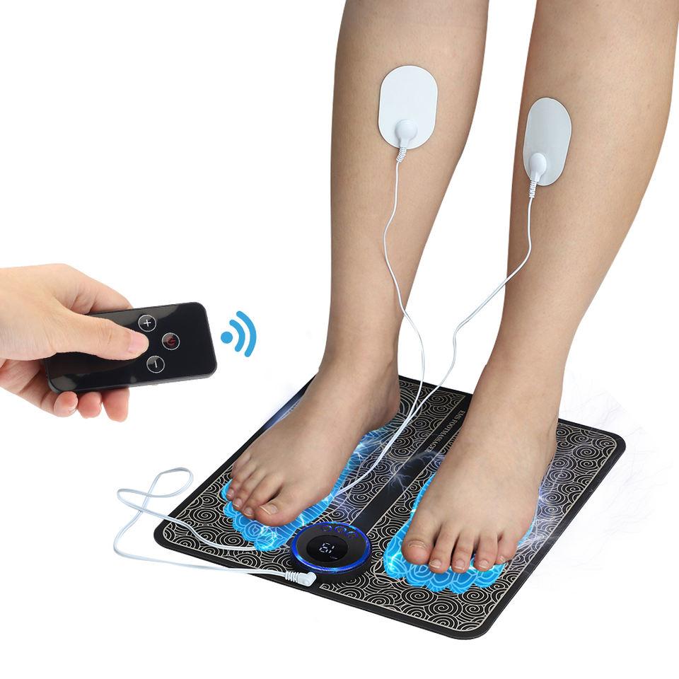 Femme utilisant le tapis de stimulation NeuroFlow™ avec les électrodes EMS sur les mollets pour un soulagement complet des jambes lourdes.