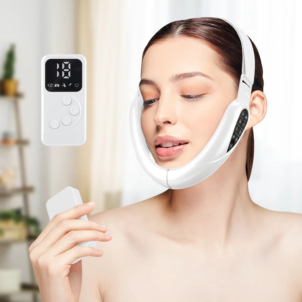 Femme utilisant le sculpteur facial V-Lift™ tout en tenant un patch de massage pour une séance de bien-être complète.