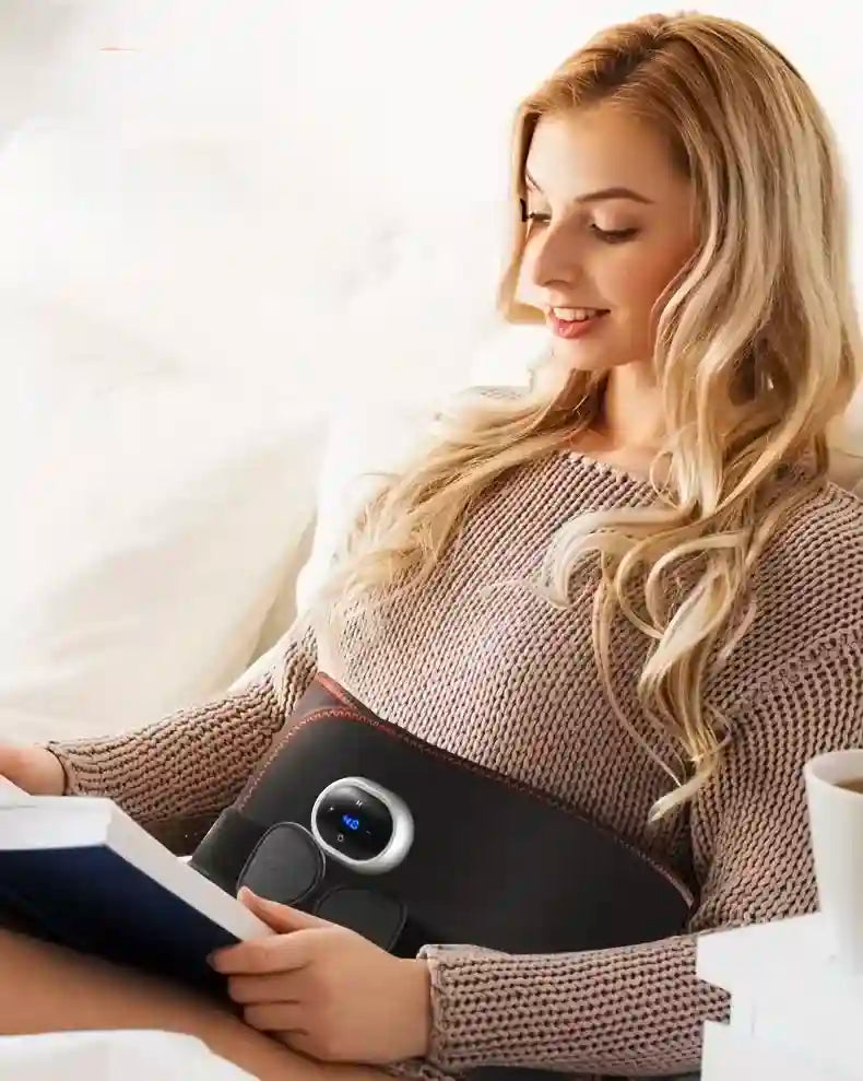 Femme utilisant un coussin lombaire massant pour soulager le dos