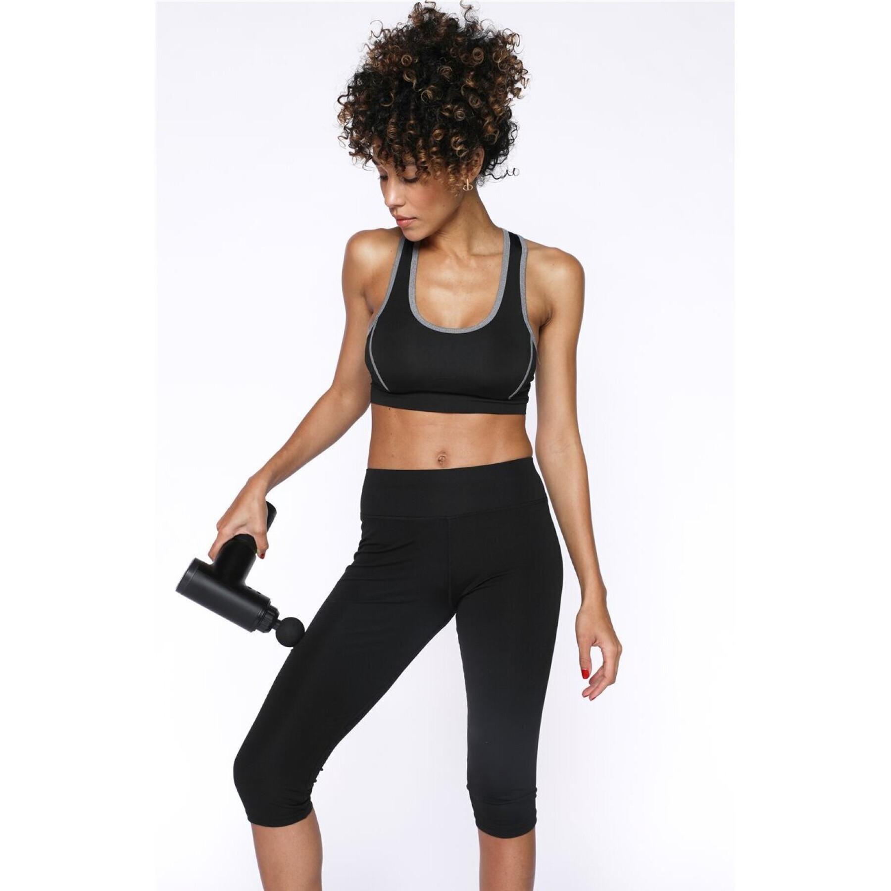 Femme effectuant un auto-massage avec le pistolet Piriformis Release™ pour la récupération et le soulagement de la douleur sciatique.