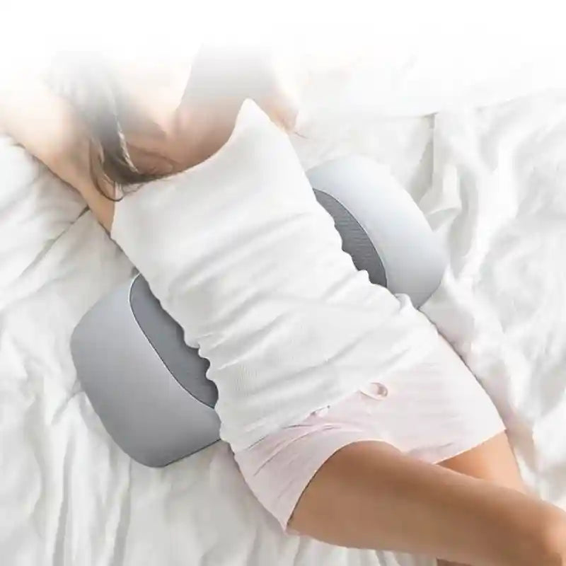 Vue de dessus d'une personne dormant avec le coussin lombaire pour un alignement parfait de la colonne