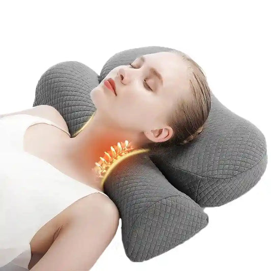 Personne allongée avec un grand coussin gris à ailes et une pièce demi-ronde séparée