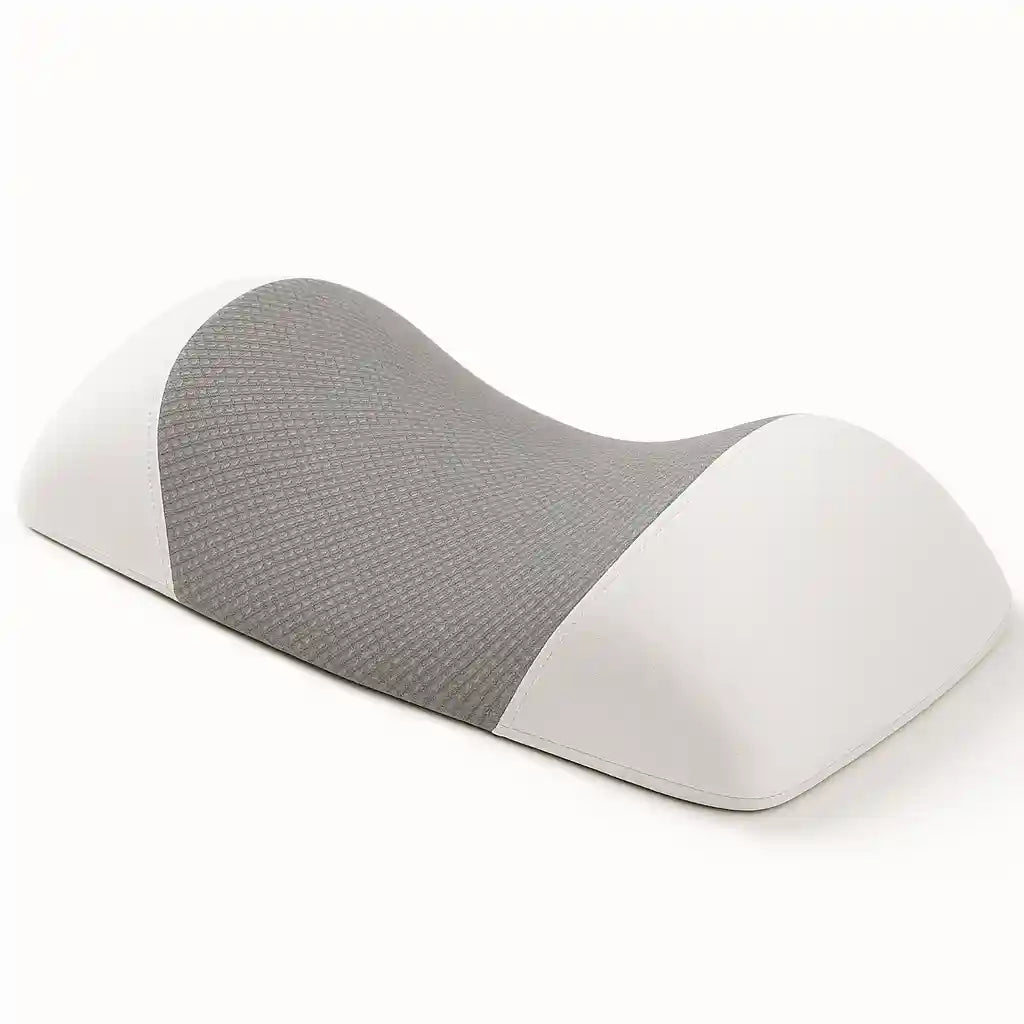 Coussin lombaire orthopédique pour mal de dos au lit sur fond blanc