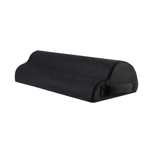 Coussin noir en demi-cylindre avec enveloppe à aspect maillé sur fond blanc