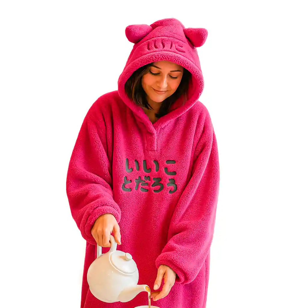 Femme souriante portant Le Cocon Polaire™ rose, illustrant la liberté de mouvement et le confort pour un rituel de détente.